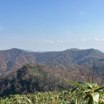 この後に行く無名山と沖里河山が見えます！