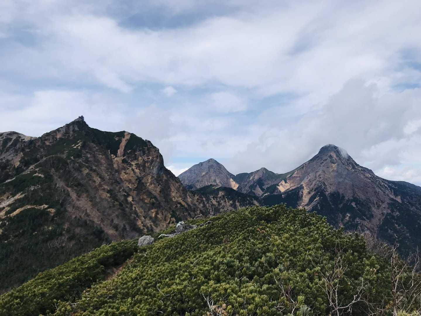 振り返ると左から権現岳、阿弥陀岳、中岳、赤岳見える！