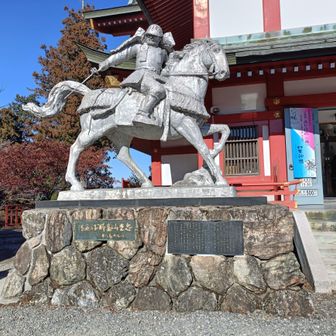 宝物殿前の畠山重忠像