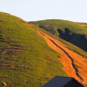 日が当たる山が綺麗で。