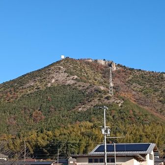 長尾登山口からの高御位山。登山道は中程の鉄塔から真っ直ぐ尾根を辿りますが、鉄塔の先で左に進んで下部にコブ状の岩がふたつ見えるスラブ（長尾リッジ）を登り、山頂の岩場（サミットロック）で岩登りです。