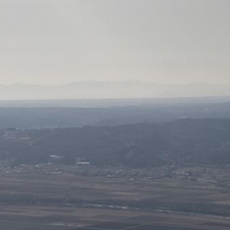 雲の上に浮かぶ船形連峰が薄っすらと見えてます😃
