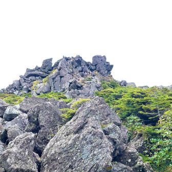 アスレチック感のある岩場が続く三ッ岳