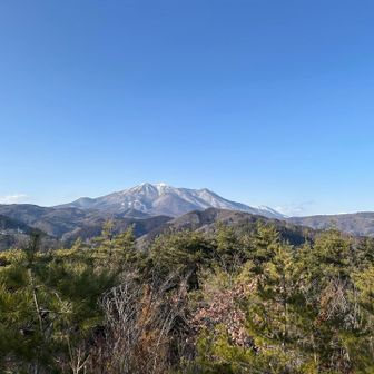 山頂からも飯綱山は見える