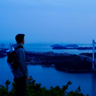 鐘秀峰の展望スポットにて

鐘秀峰（しょうしゅうほう）
鷲羽山の山頂部を構成するピークの一つ。複数の小ピークからなる鷲羽山の中でも代表的な展望地点で、瀬戸内海の島々や瀬戸大橋を望めます。岩場も点在し、低山ながら変化のある地形が楽しめるのが特徴です。