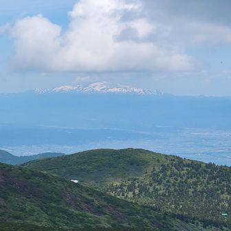 熊ノ岳に登ると月山も見えてきます