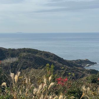 風車展望所からは左に沖ノ島が見えます。