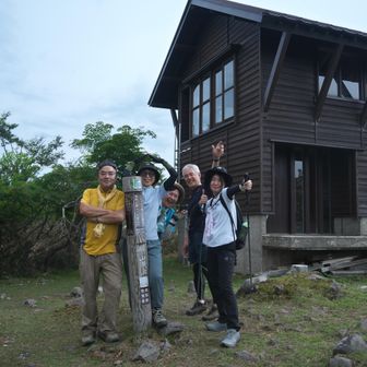 我々は河合谷登山まで車で来ましたが上山高原のベースキャンプからなんと歩いて来たhkuさんも少し遅れて合流。
下山後も車に乗らずに歩いて🤔走って戻って来ました。
