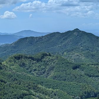 本堂の休憩所から望む千寿峰とハート