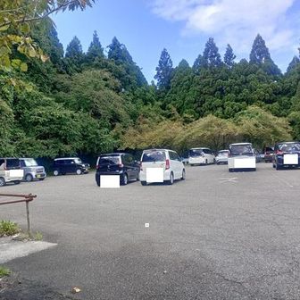 １２時５５分車に戻る、下山中、稲島薬師堂付近で小石に滑って転倒したため右腕の皮膚がペロッと大きく剥けて出血が多く、お風呂どころではない、至急新潟まで戻り整形外科で治療した、血が止まるまで１週間はかかる(血液サラサラの薬飲んでる）