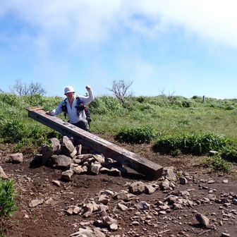 立派な山頂標識が倒れてます