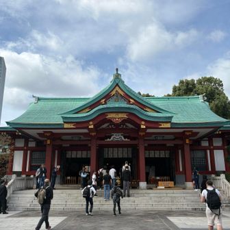 日枝神社本殿
七五三はじめ沢山の参拝者で賑わっていました