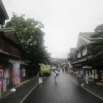 おはらい街へ
たまに雨がぱらつく天気だが、観光客はそこそこ居た。🧑‍🤝‍🧑👭