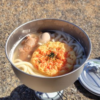 からの、うどん。
なぜか毎回七味を忘れます。