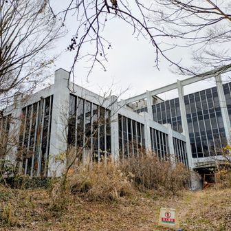 野村総合研究所跡地
廃墟で少し気味悪く感じましたが、現在は鎌倉市の所有で駐車場やトイレなどは使用出来るらしいです