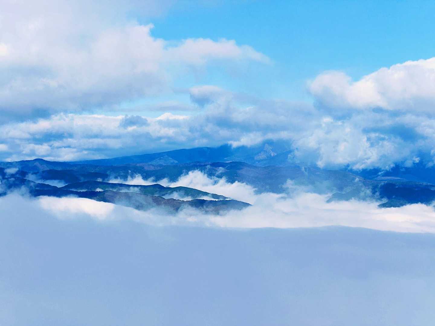 正面がおそらく御嶽山。
手前は木曽谷。
木曽谷を埋め尽くす綿のような雲海が見事。