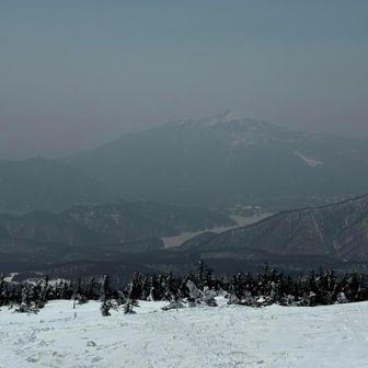 西大癲からの磐梯山が春霞かかってる
明日登りたい
本当は、隣の猫魔ヶ岳ものぼりたい