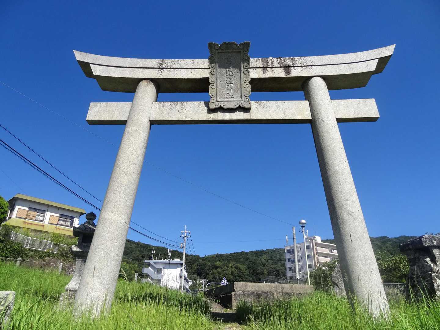 そしてこれが一の鳥居です⛩️
私のレポで諏訪神社近くの長崎奉行所通りを説明した道がここへ繋がっています⛩️🙏8枚目の鳥居全体を写さなかったのは、この一の鳥居を説明するためでした。