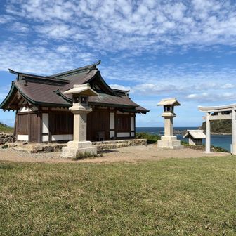 沖津宮礼拝所と空と海