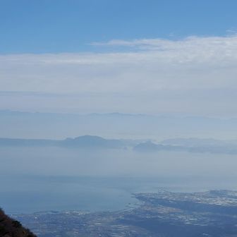 妙見岳直下より
島原湾、天草、阿蘇山、奥に微かに南の方の山並みが臨めました。
展望を満喫しました🏔️🏞️