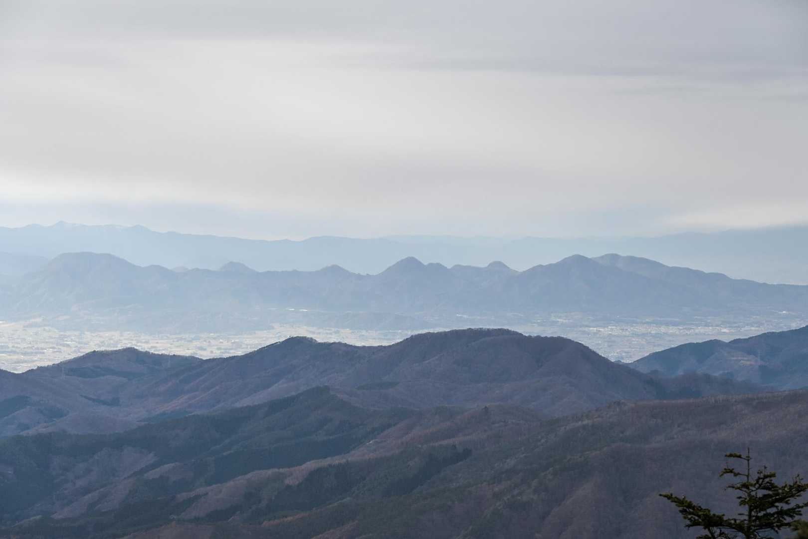 志波三山と、その背後に和賀山塊