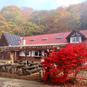 上日川峠着。
峠周辺の紅葉はちょい早いくらいだけどいい感じ🍁
次の土日〜文化の日は紅葉もバッチリでバカ混みそう👍