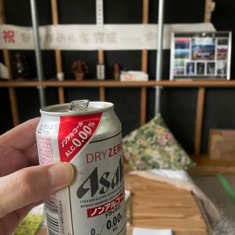 雨が降っているので小屋の中で
また、浸水してるな！
