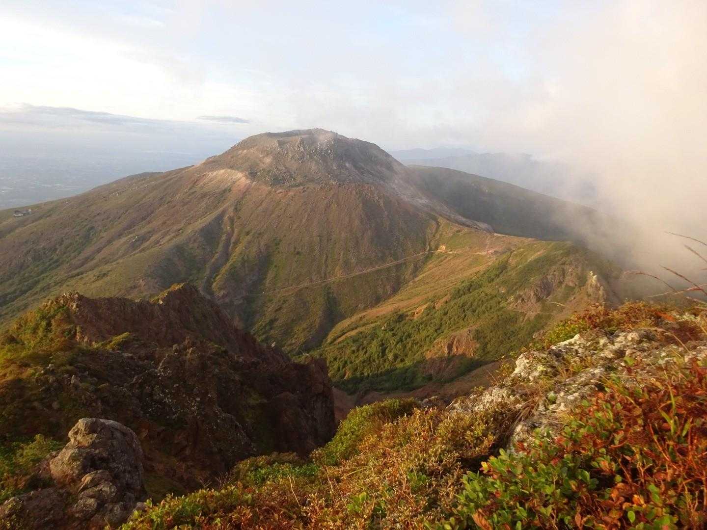 茶臼岳(那須岳)もいい感じです。下山しますね。