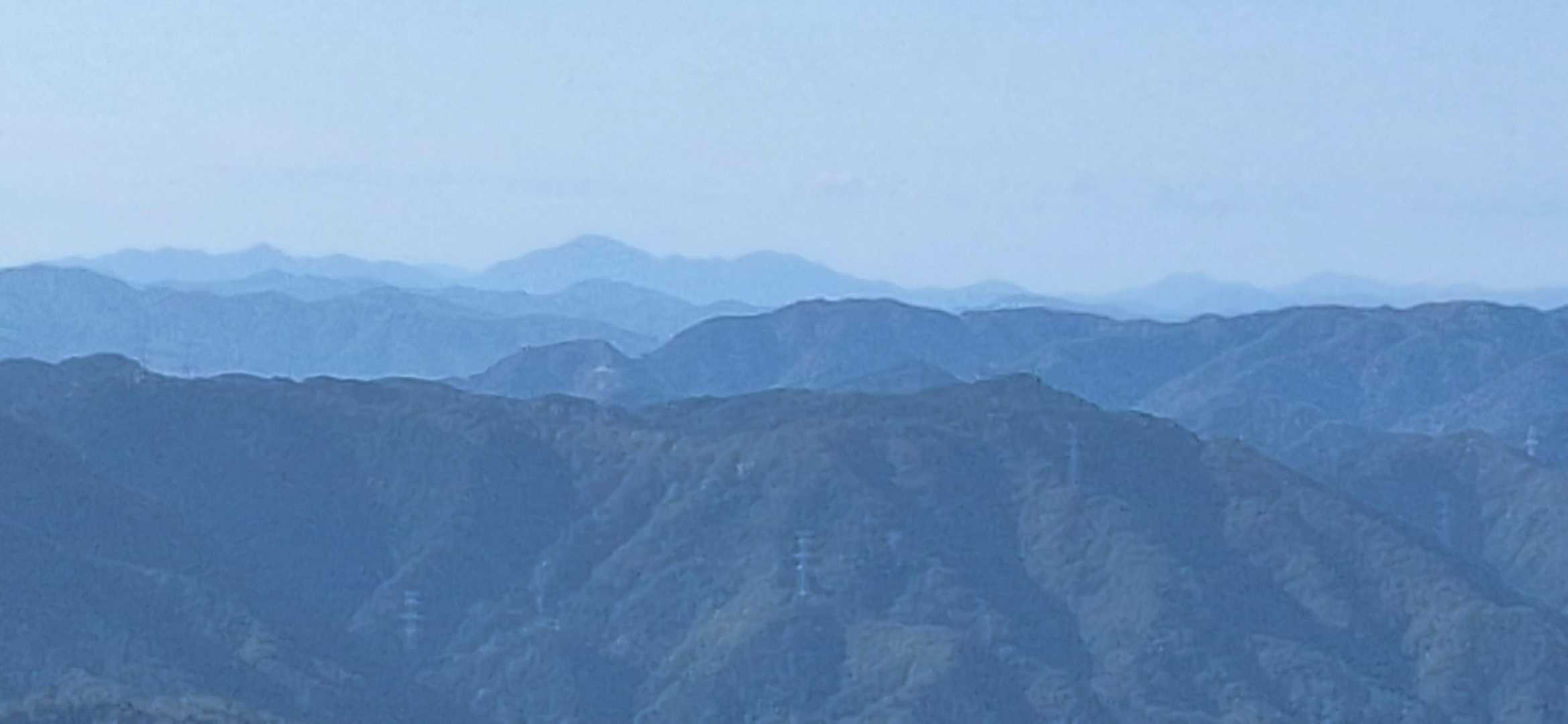 奥には前回登った双耳峰の由良ケ岳が😊
