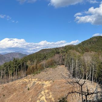 岩木戸山で赤城山眺めながらお昼にするものの、風が強くて強くて🌪️
パンを急いで食べて先を急ぐことに🚶‍♀️