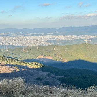 遠くの宝満山も...