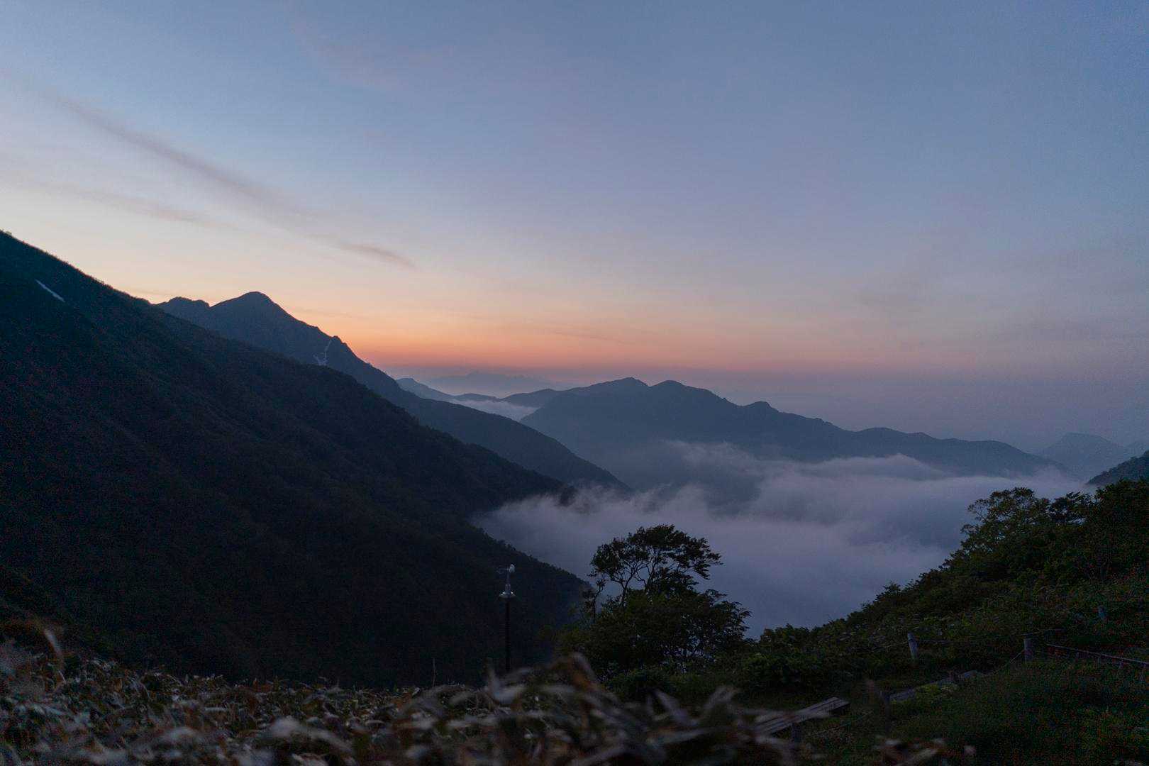 朝。霧が晴れて雲海も出ていました。