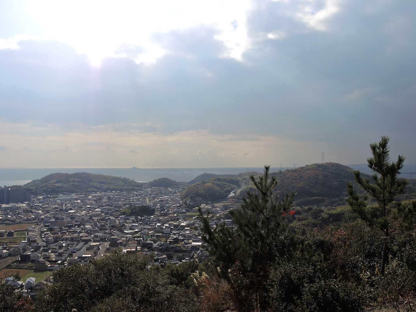 更に右には、燈籠地山や高坪山が見えているようです。😎