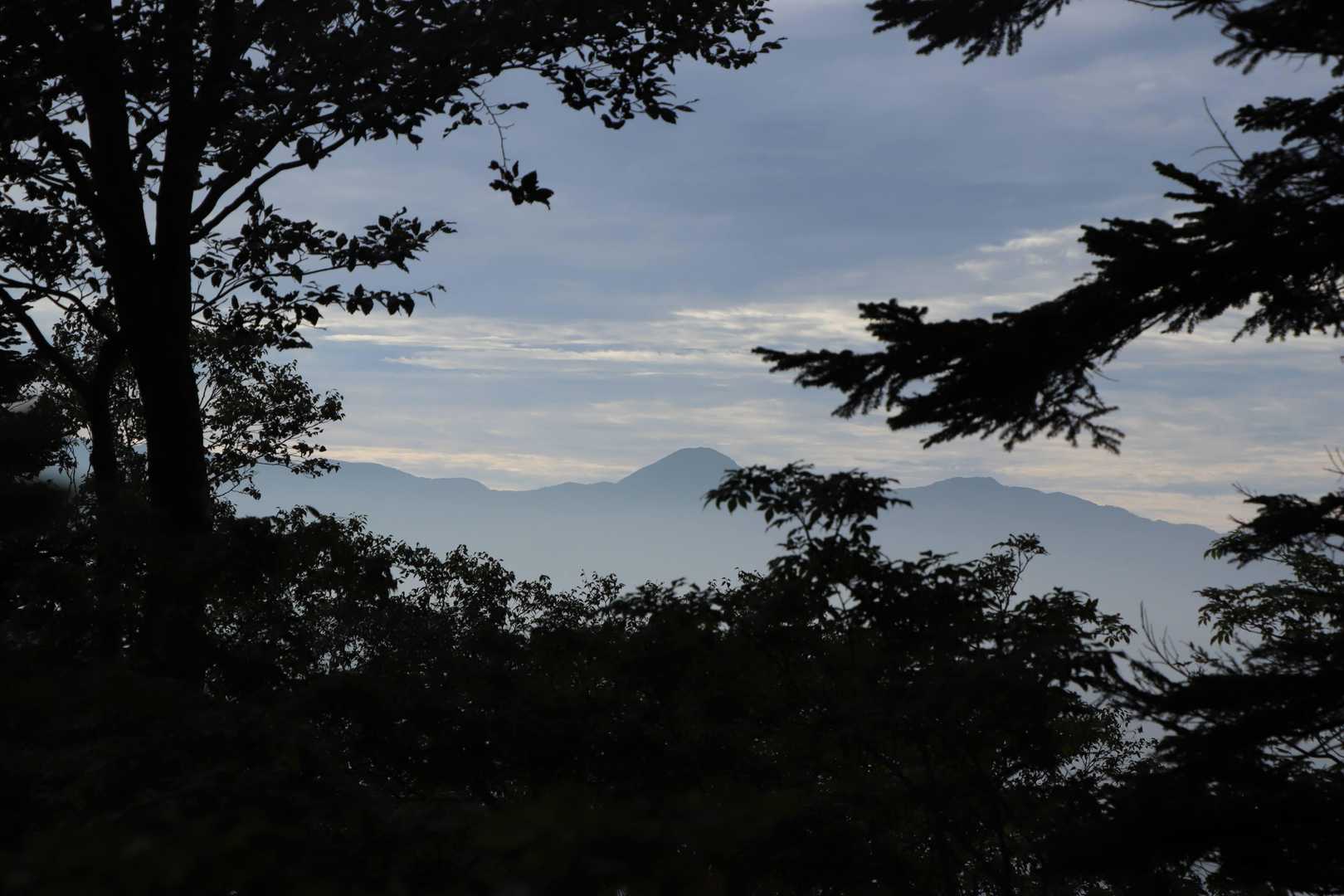 こっちのシルエットは…日光白根山かな