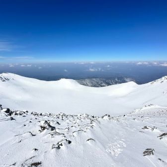 日本第2位の標高にある権現池は雪の中❄️白山は雲の中。ちなみに1位は御嶽山のニノ池