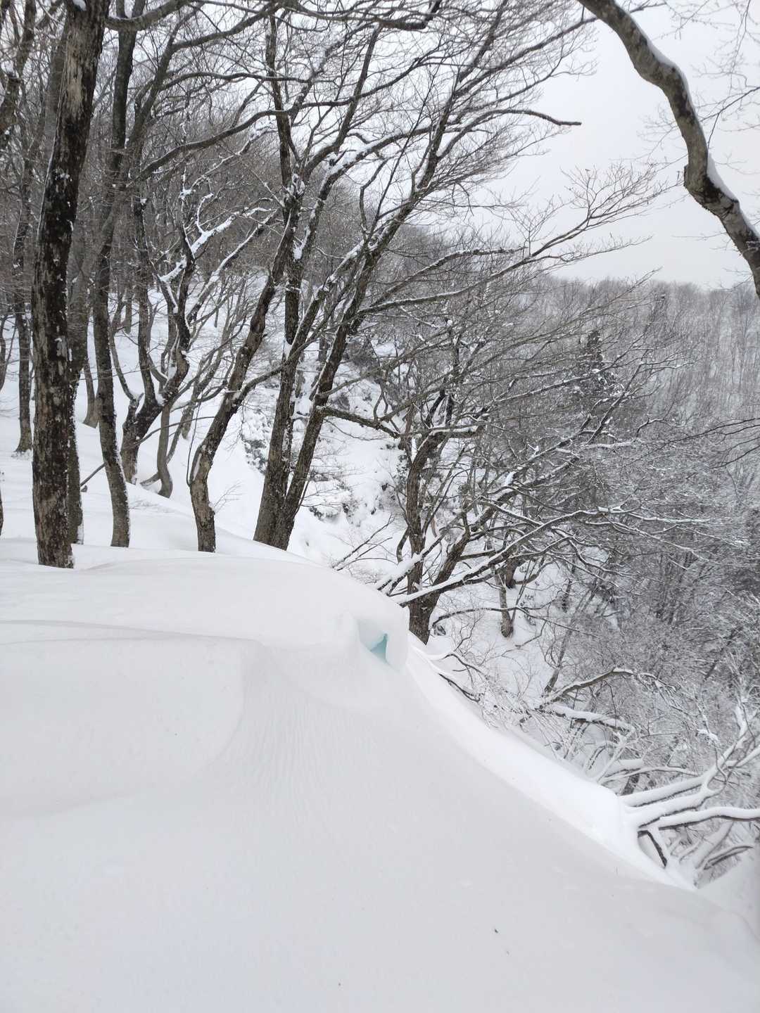 雪庇の空洞が青く光っていて綺麗だけど写真では伝わらない