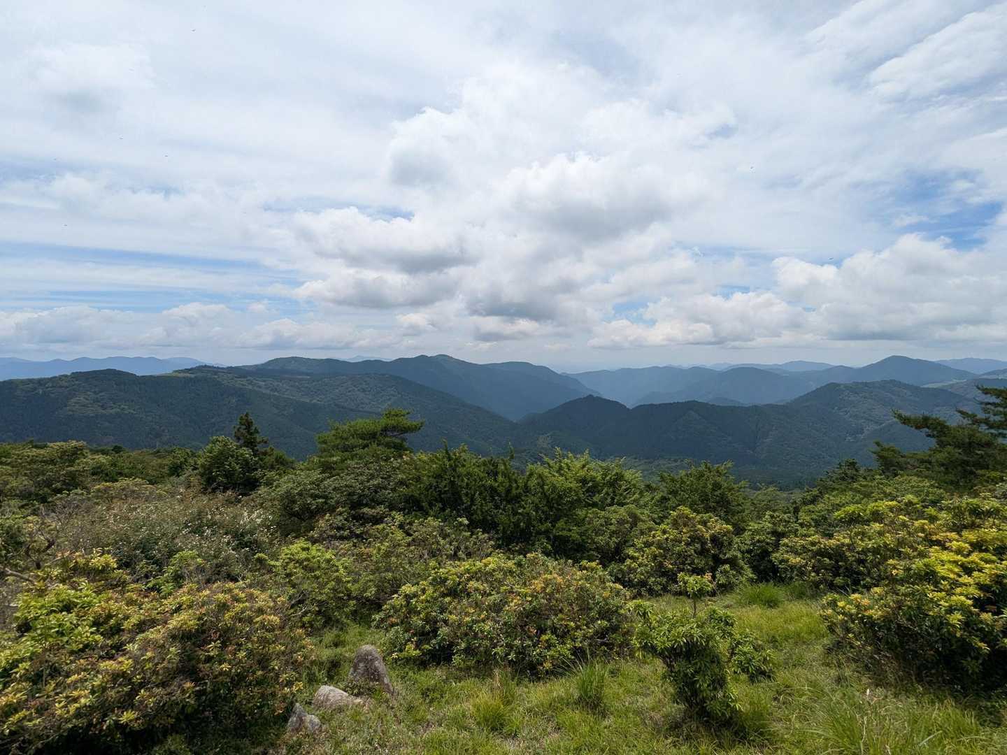 蒸し暑い樹林帯の急登を抜けるとスカッと展望の良い所に出ます