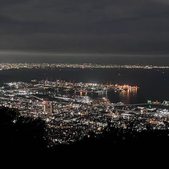 1000万💲の夜景🌃
日本三大夜景の一つと言われています。
手前の神戸の灯から海を隔てた対岸の大阪、和歌山方面の灯も見えます。
