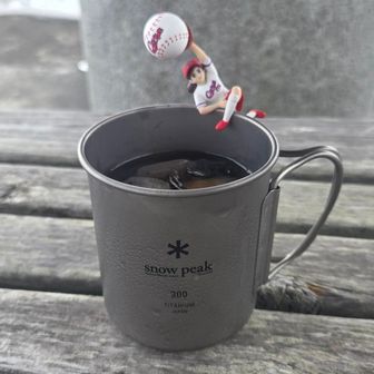 市販のインスタントコーヒーに氷を入れただけの｢レイコー｣で思い出の味を再現🤔

高度経済成長期に喫茶店で冷たいコーヒーを頼む際、｢冷たいコーヒー｣から｢冷コ｣｢レイコー｣と呼ばれるようになったとされています☕

現在の若い世代ではほとんど使われておらず、昭和レトロな雰囲気を残す一部の地域や高齢層の間で語られるレトロワード(笑)