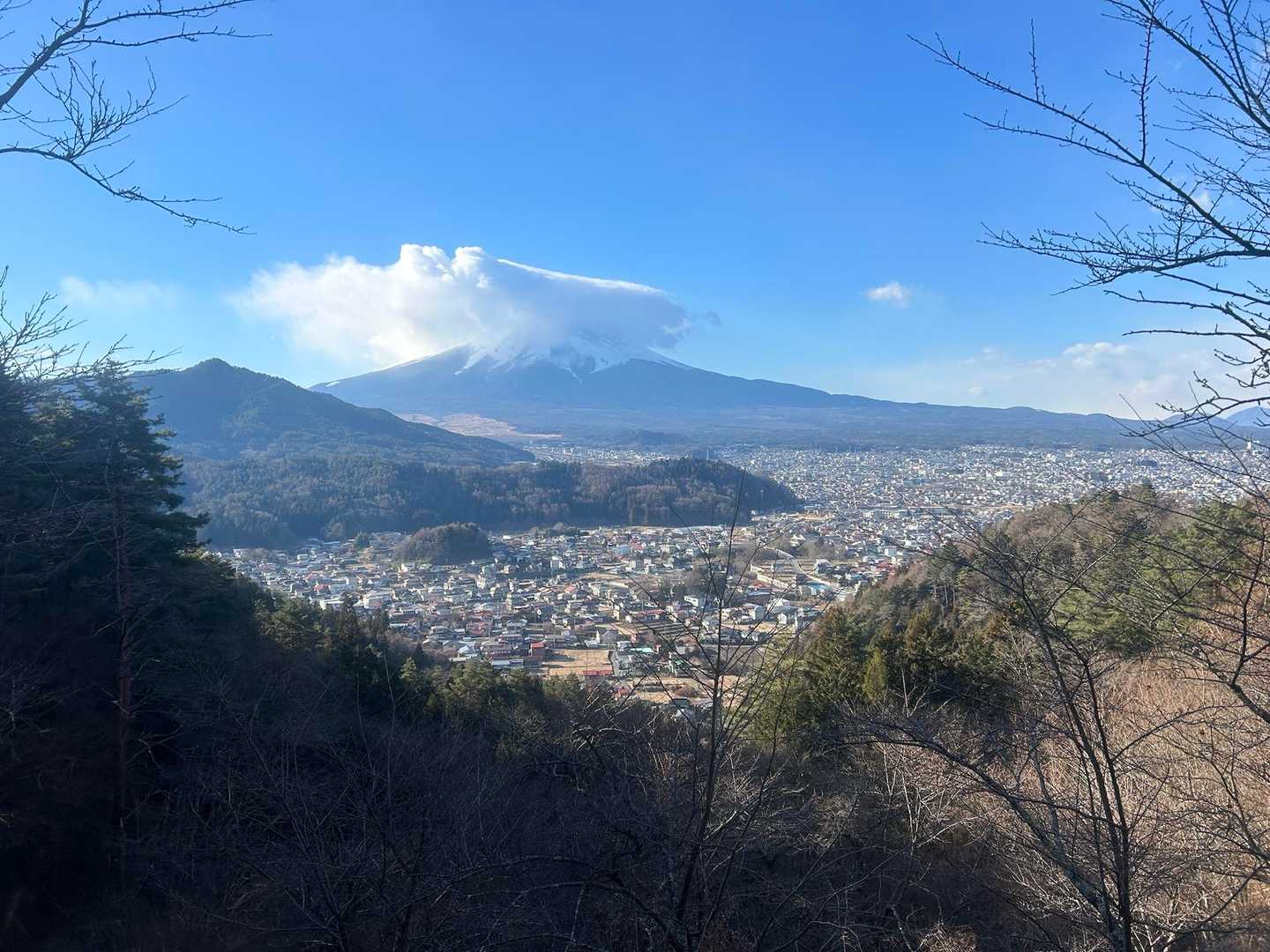 公園から市街地の眺め✨
The里山って感じがして心がじんわり🤗
平日の甲斐百山。未だ人とスライドしたことがありません🤣

一人山を満喫できて幸せです。