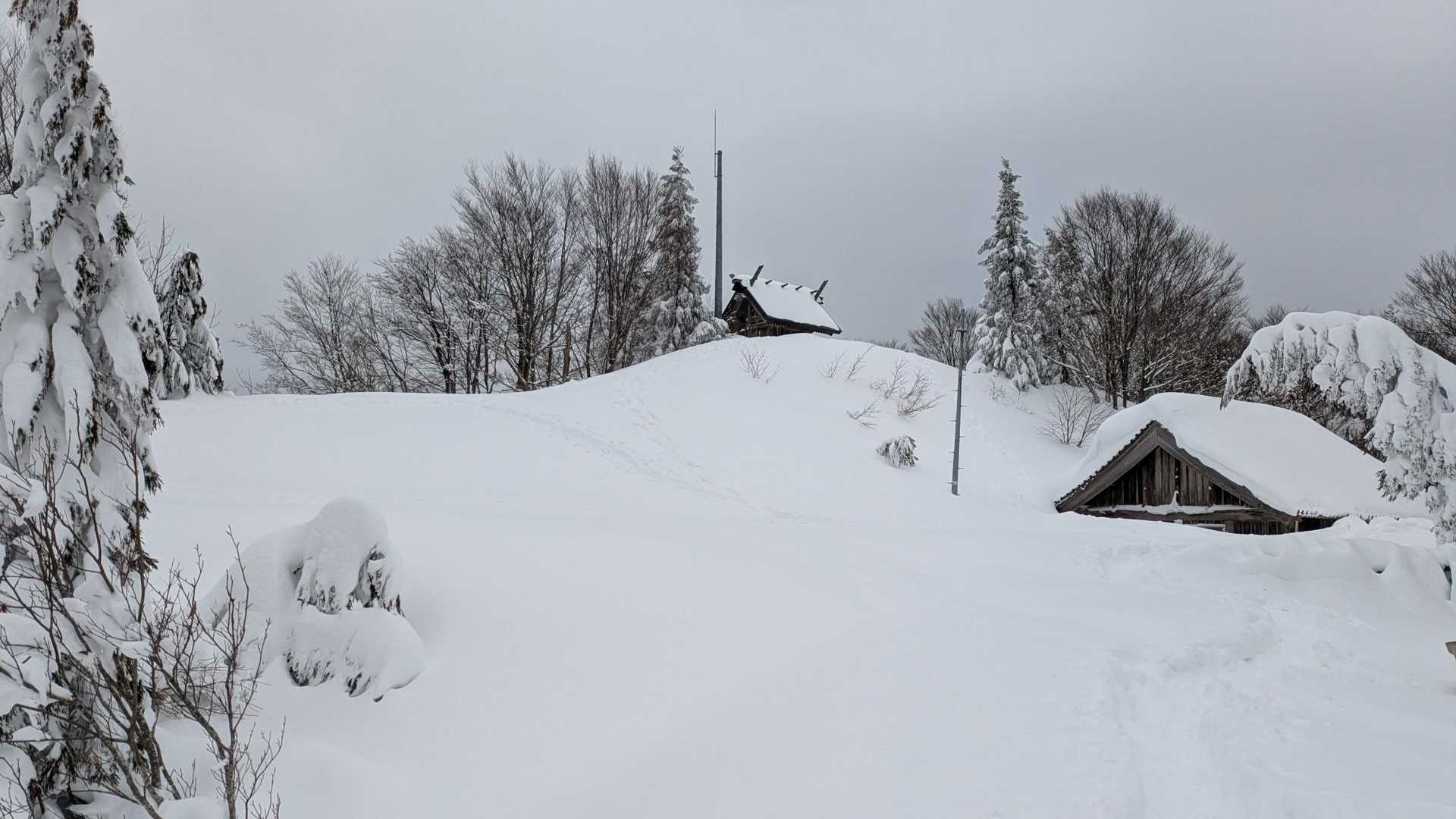 山頂の社も屋根まで雪があります。
