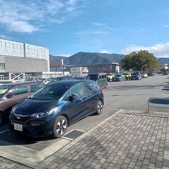 緑が丘スポーツ公園の広い駐車場から
(この上にも登山口に近い駐車場あり)