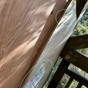 やっぱり！

合板で立入封鎖されてましたがネジで固定された合板同士が浮いています。
また画鋲止めのラミネート処理された貼紙も剥がれかけてました。

破壊突破しデッキに上がろうとしながらも断念したようです。
いるんですよね〜こんな常識無い輩が 😤

電動ドライバー借りに宝池寺に引き返します 👣