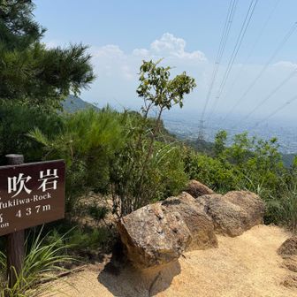 ここの岩🪨は撮影スポットになっているみたい。