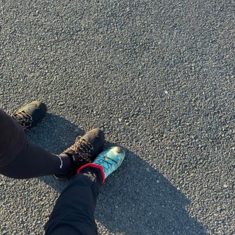 今日は、職場の後輩君と。
後輩君、前回の山行でお古の登山靴ベロンチョしたので、おニューを購入したようです🤭
好山病が発動しました🙌