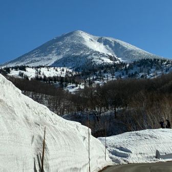 あそこ目指して…👍この先の道路はまだ開通してなくて，今まさに準備中，作業中でした。