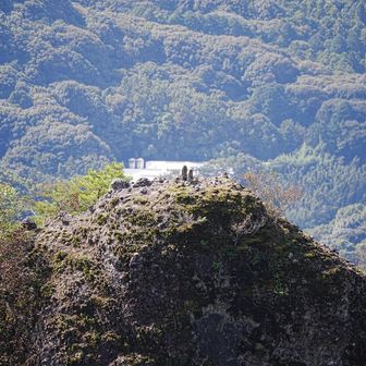 対岸の岩尾根
