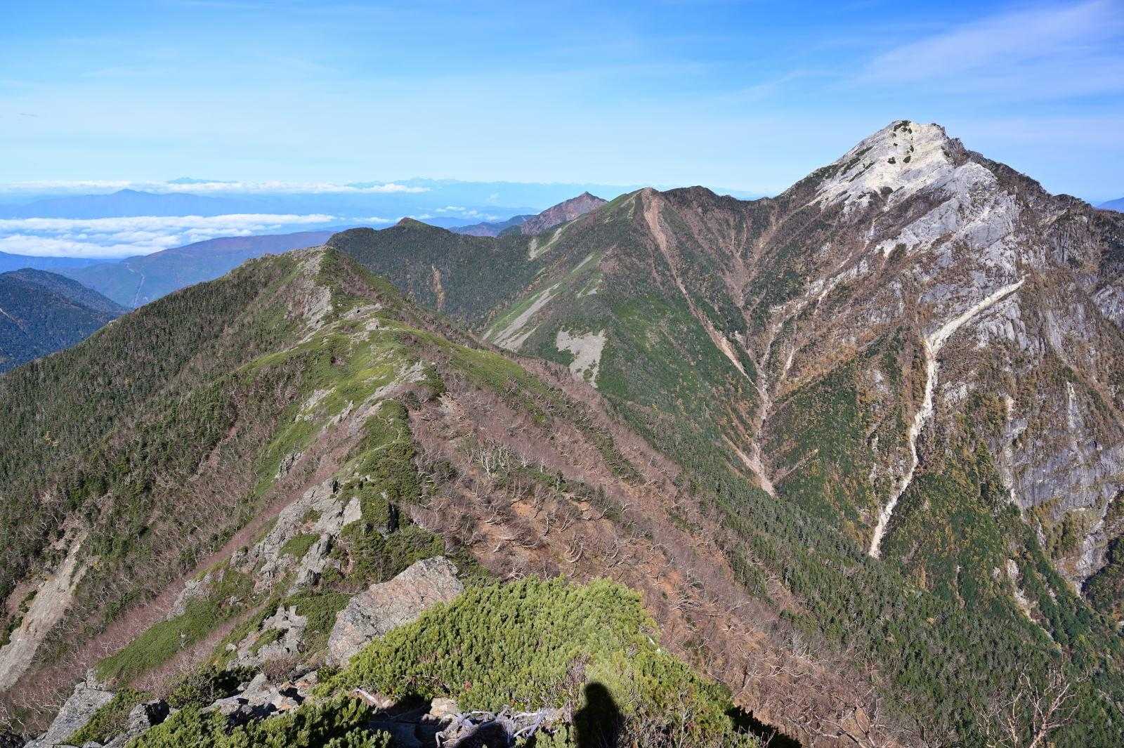 歩いてきた栗沢山からの尾根を見下ろす