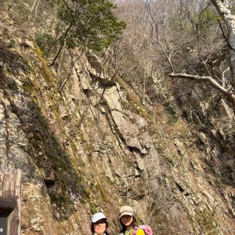 三段滝から上流へ登る登山道があるのだけれど
何年か前に土砂崩れして通行止めになったままだ。
昔は何度か樽床ダムから三段滝を目指して川沿いに歩いて来たことがある。
登山道は流れの近くを通るので、三ツ滝などいくつかの滝を目の前で見ることができた。
あの道は今はどうなっているんだろうか🙄