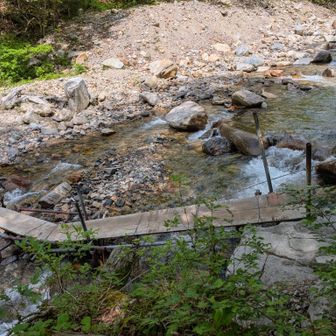 川を渡渉💧します。この橋大水出ると良く流されるんだよね。😅